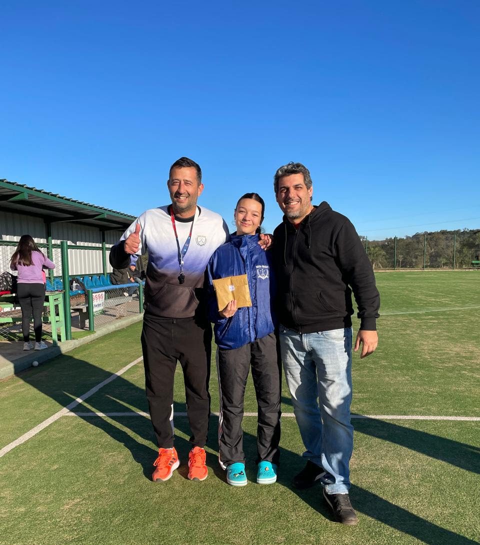 La obereña Danila Cane, parte con la selección Misionera al Nacional de Hockey