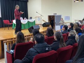 Kitty Sanders está capacitando en Oberá sobre la trata de personas