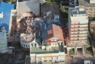 Se derrumbo un hotel en Villa Gesell, los bomberos trabajan para rescatar a las personas atrapadas