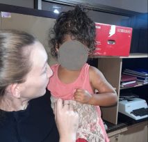 Salvaron la vida a un bebé y resguardaron a una nena de dos años que estaba sola en la calle