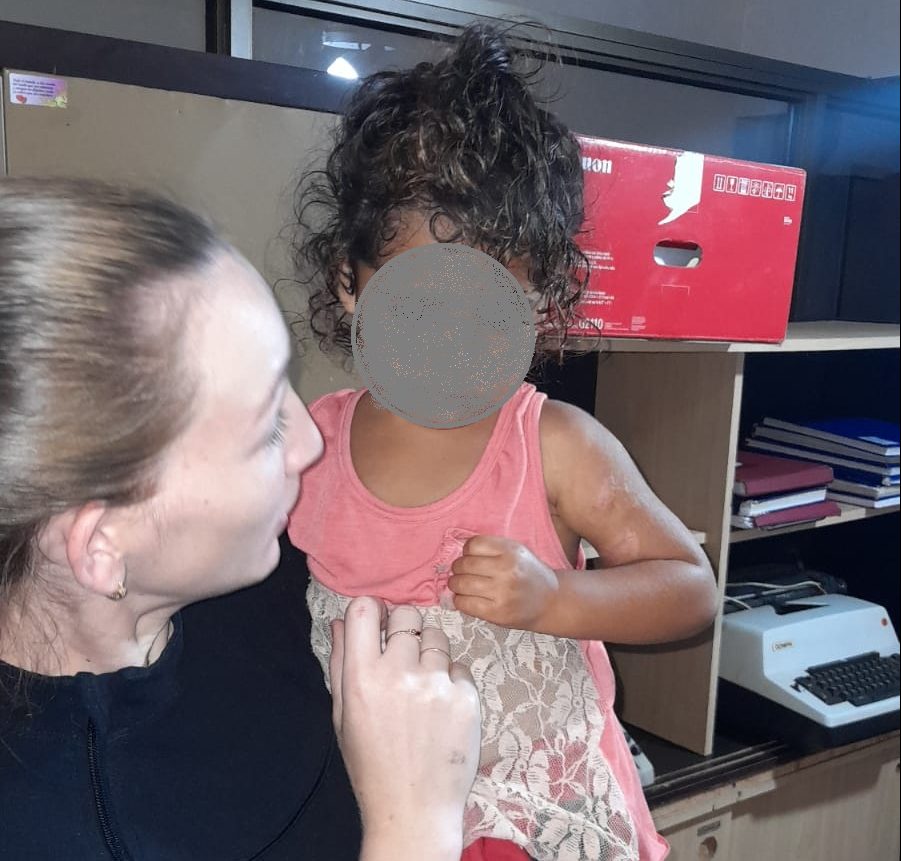 Salvaron la vida a un bebé y resguardaron a una nena de dos años que estaba sola en la calle