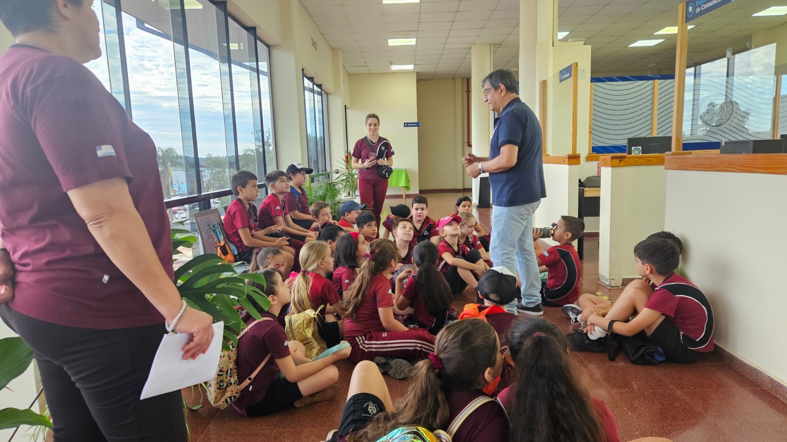 Escuelas visitan y conocen el funcionamiento del Gobierno de la Ciudad de Oberá