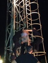Adolescente subida a una torre de 5 metros fue resguardada por la policía