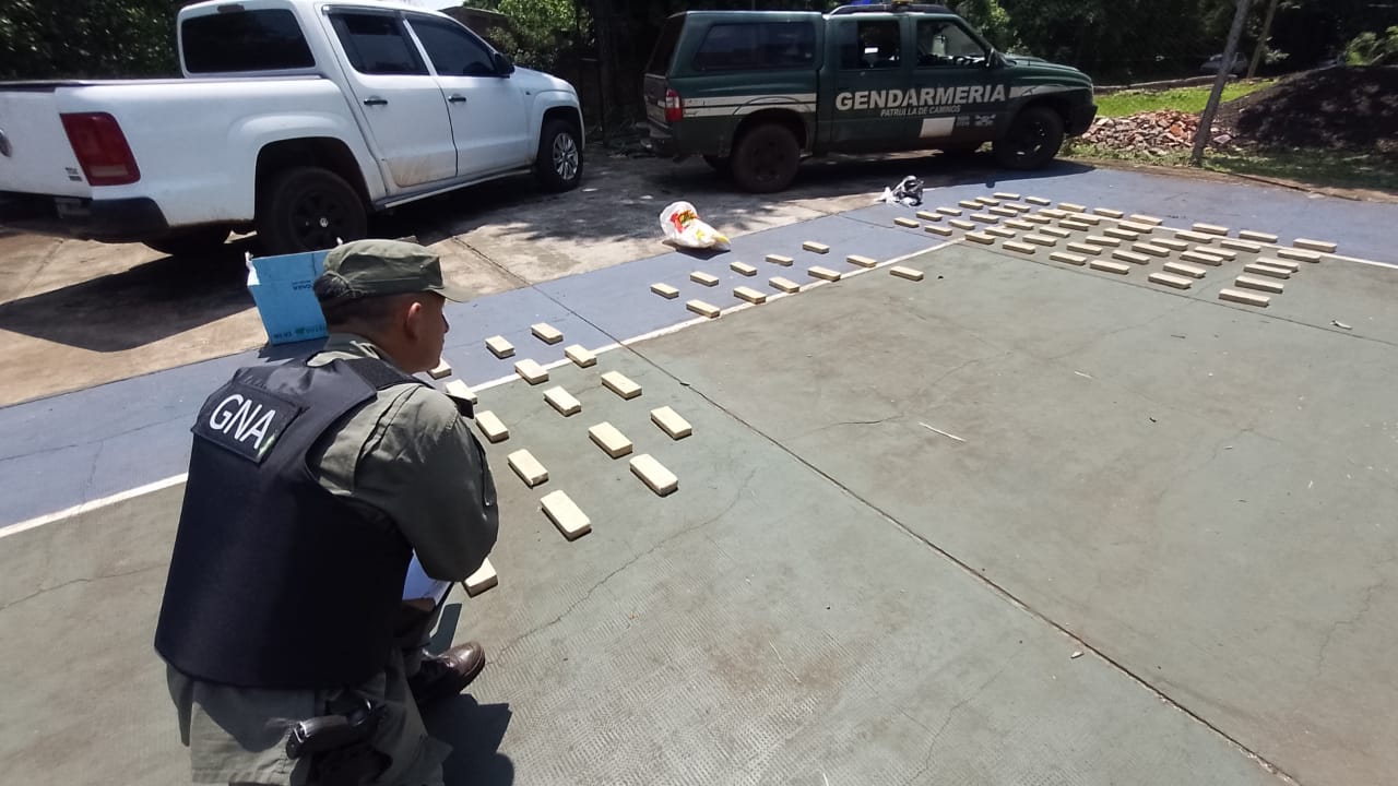 ElDorado: Un detenido con 47 kg de marihuana luego de evadir control de Gendarmería.