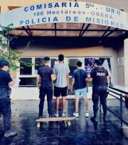 En una persecución policial dos hombres fueron detenidos por robar en el Barrio 180 Viviendas