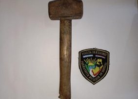 Un hombre fue detenido por amenazar de muerte a su mujer con una masa de albañil