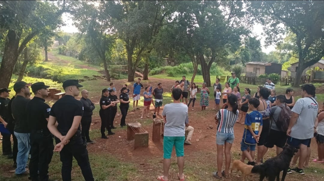 La Policía se reunió con vecinos del Barrio Molina
