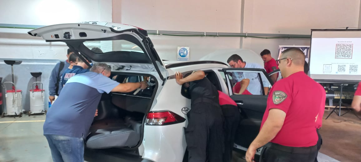Bomberos Policiales se capacitaron en atención de emergencias e incendios en autos híbridos y eléctricos