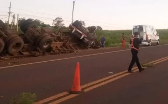 Despiste y vuelco en la Ruta Nacional 14: el conductor del camión de naranjas  fue trasladado  SAMIC de Oberá