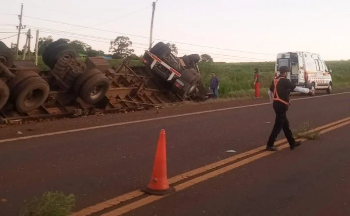 Despiste y vuelco en la Ruta Nacional 14: el conductor del camión de naranjas  fue trasladado  SAMIC de Oberá