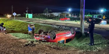 Un despiste en el acceso a Oberá terminó con un auto en una zanja
