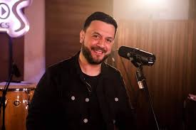 El cantante Lucas Sugo fue internado de emergencia tras un accidente, tuvo que suspender sus shows en Misiones