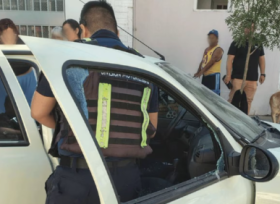 Dejaron a su bebé de 6 meses encerrado en una camioneta y se fueron a bailar: lo rescató la policía y la madre lo fue a buscar borracha