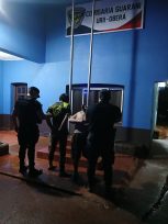 Chocaron contra otro auto, amenazaron y agredieron al conductor y lesionaron a un policía: uno huyó y los otros terminaron presos