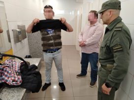 Puerto Iguazú: Dos personas llevaban adosados al cuerpo 120 celulares.