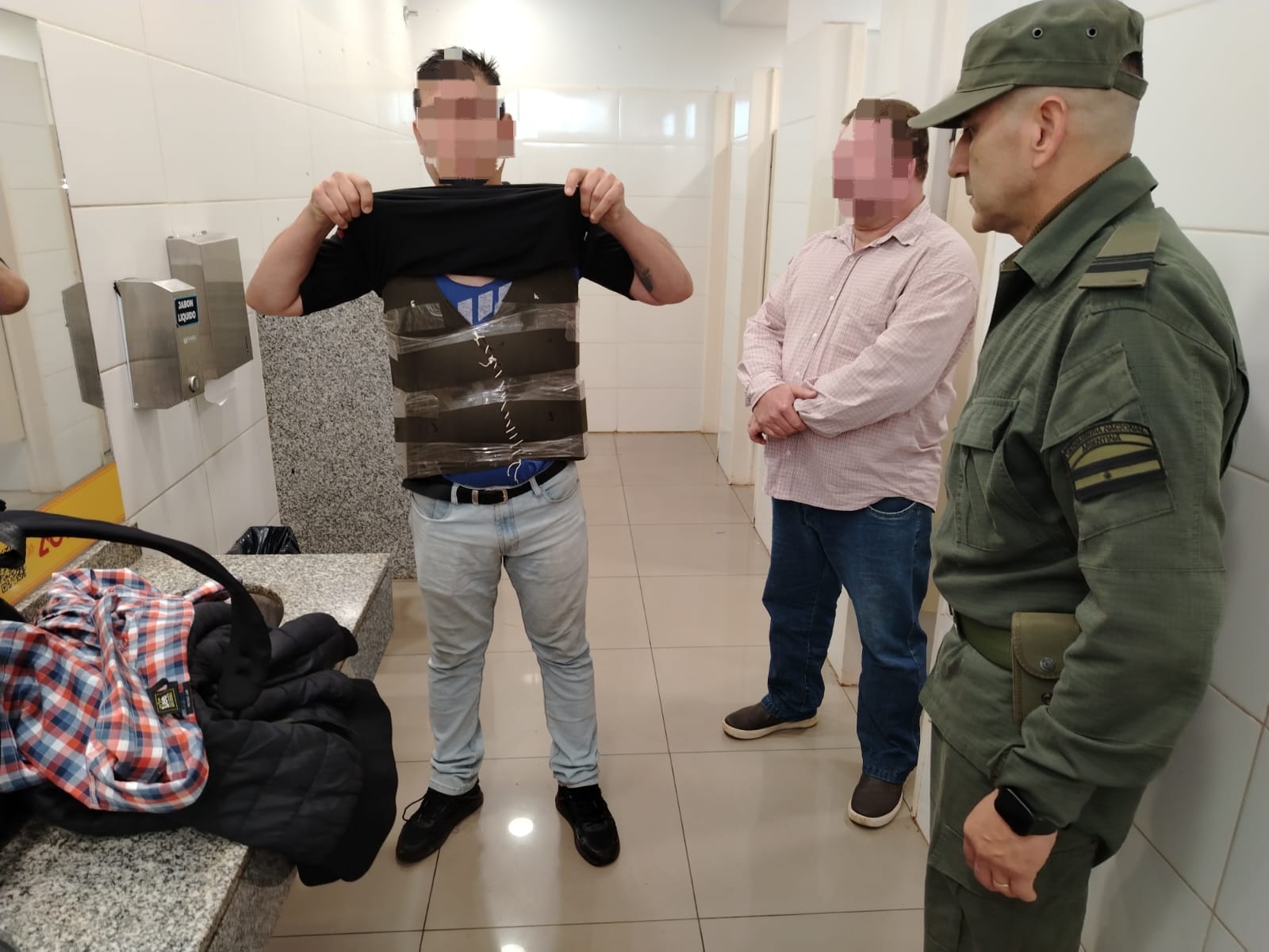 Puerto Iguazú: Dos personas llevaban adosados al cuerpo 120 celulares.
