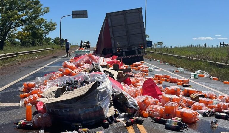 Volcó un camión de gaseosas, la policía actuo rapido para evitar que saquen el camión