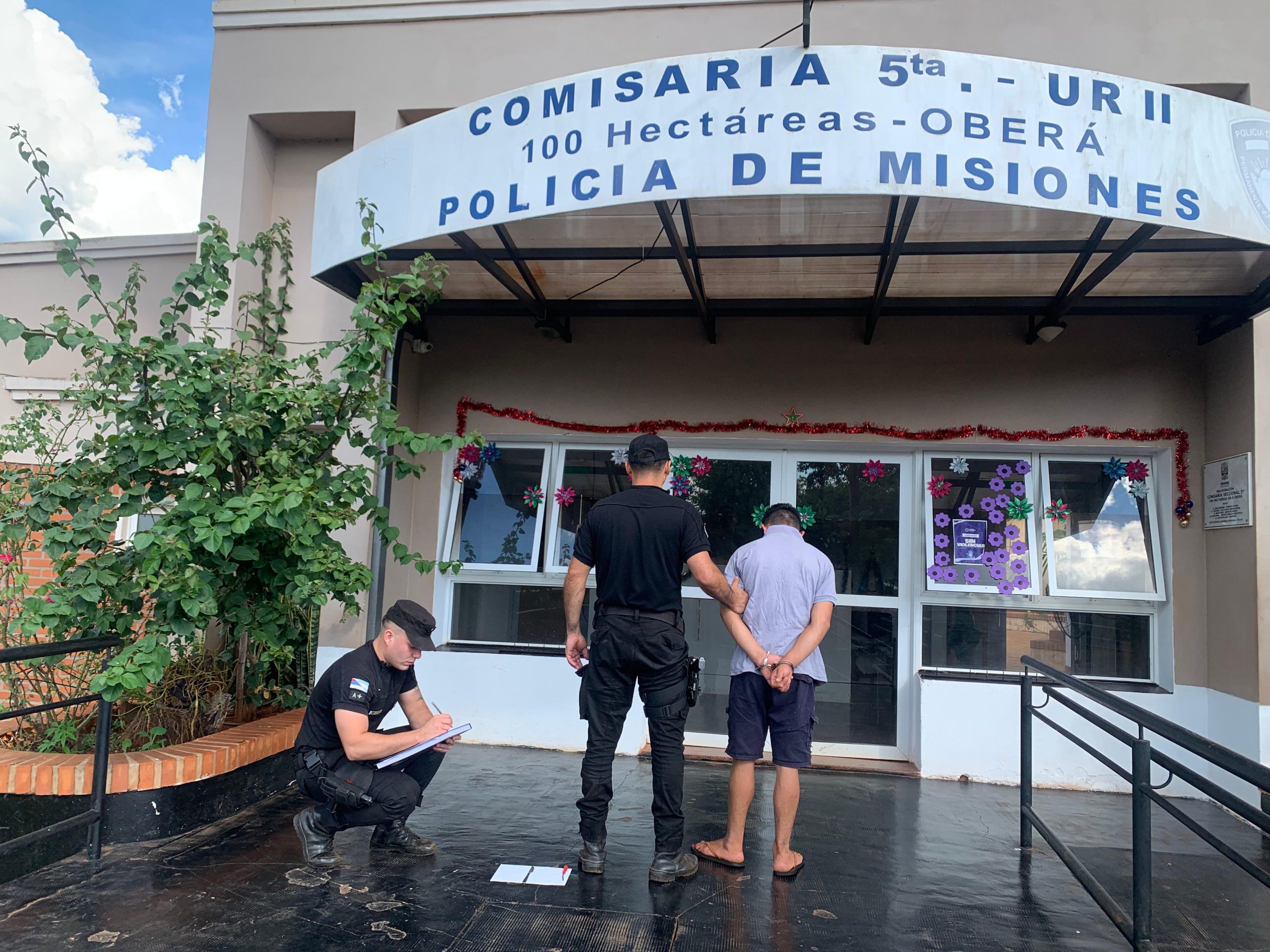 Le pidió el celular para hacer una llamada y lo robó bajo amenaza de arma blanca