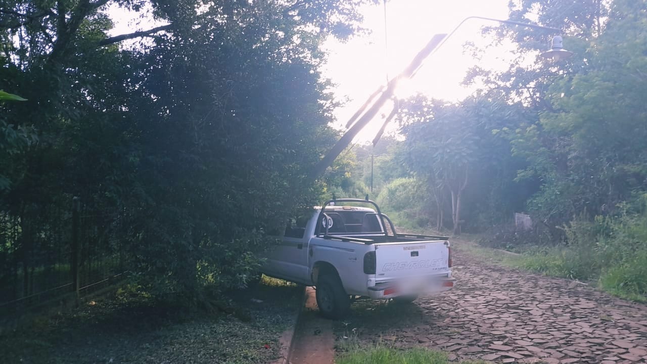 Automovilista alcoholizado chocó un poste de luz y resultó ileso