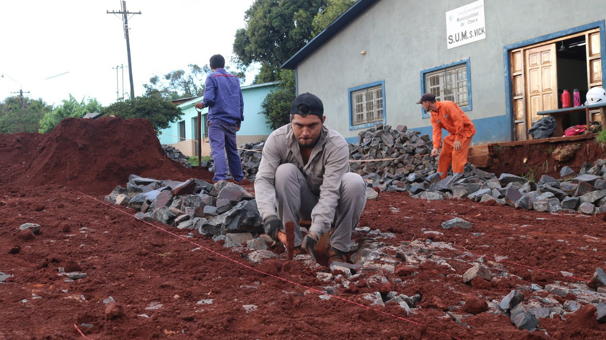 Camino a la escuela: inició la obra de Empedrado en Sixten Vick
