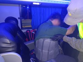 Pasajero llevaba adosados al cuerpo 60 teléfonos celulares