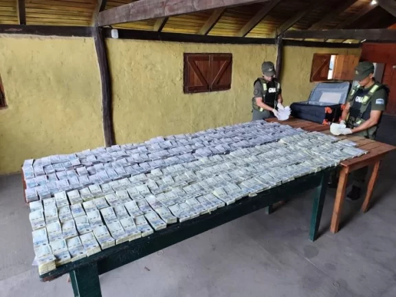 Gendarmería secuestró más de 500 millones de pesos trasladados dentro de una valija en Corrientes