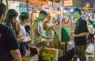 Masiva concurrencia a la peatonal carnaval de libros