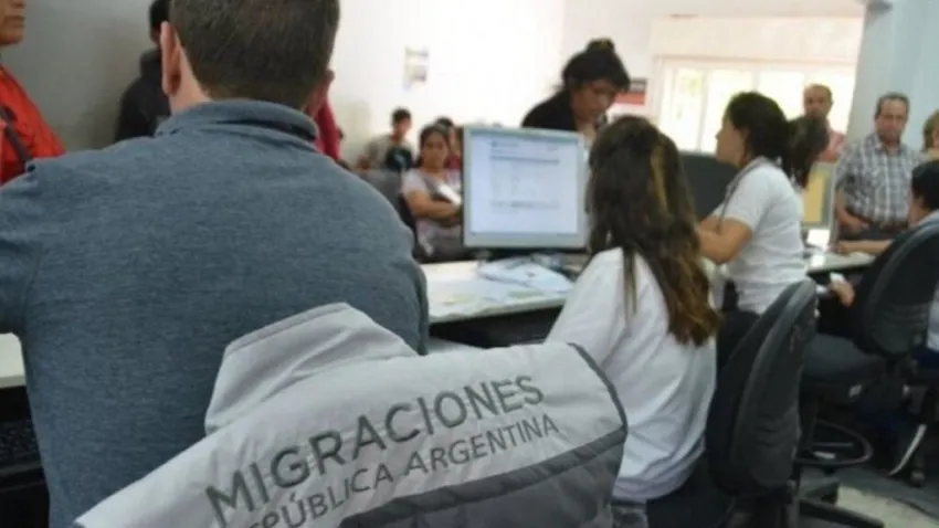 Entró en vigencia la reforma migratoria en Argentina: cuáles son los cambios en salud, educación, permanencia y deportaciones