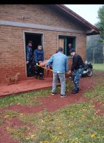 Policías de Infantería brindaron asistencia y contención a una mujer que se cayó en su casa