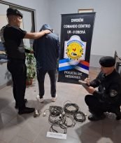 Cámaras de seguridad lo captaron robando en una furgoneta y la policía lo puso tras las rejas