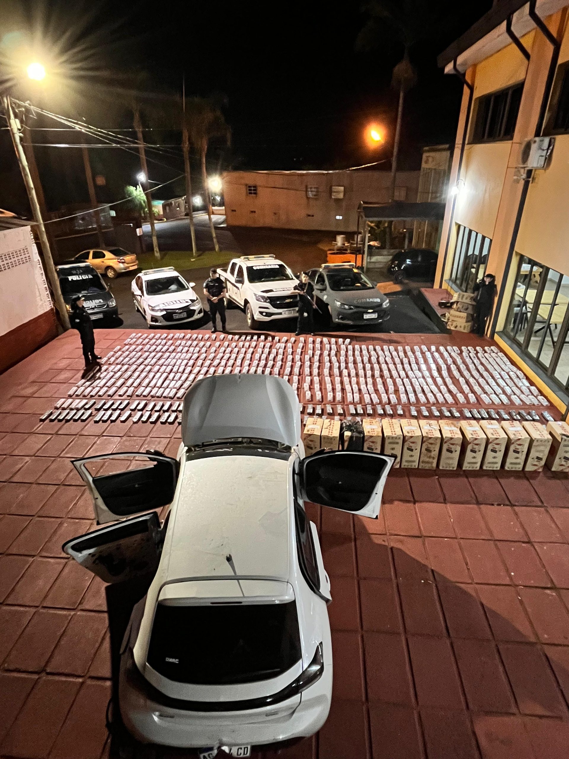 Frustran la fuga de contrabandistas en Campo Viera: un auto robado y 13 millones de pesos en cigarrillos incautados