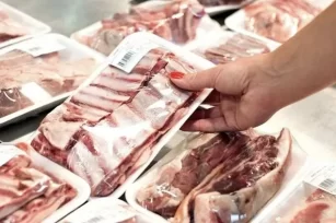 Ya se vende en el país asado importado desde Brasil y crecen los alimentos de afuera en las góndolas