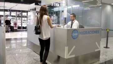 Anunciaron una reforma migratoria con más requisitos y deportaciones rápidas: extranjeros deberán contratar un seguro médico obligatorio para ingresar