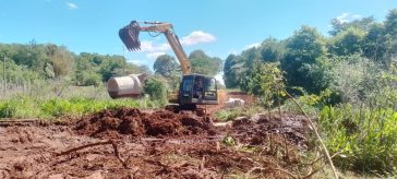 Apertura y colocación de tubos en calle Eric Ricardo Barney