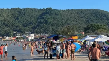 Crece la preocupación por gastroenteritis en Brasil: más de 10.600 casos y alerta en playas