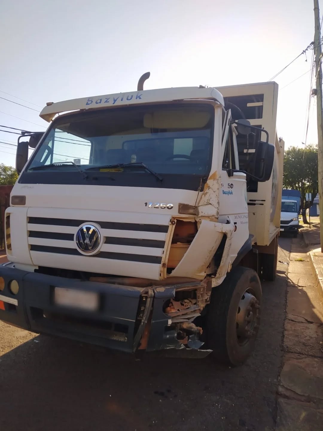 Conductor de un camión recolector de residuos se descompensó, despistó y chocó contra un muro