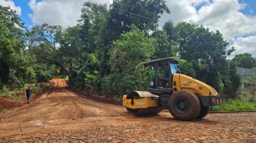 Trabajan en Barrio Ecológico con mantenimiento de caminos terrados