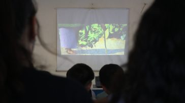 Niños, jóvenes y familias de Pueblo Salto disfrutaron del cine en el barrio