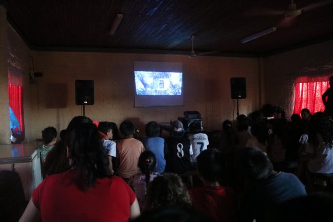 Niños y familias de 100 Hectáreas disfrutaron del cine