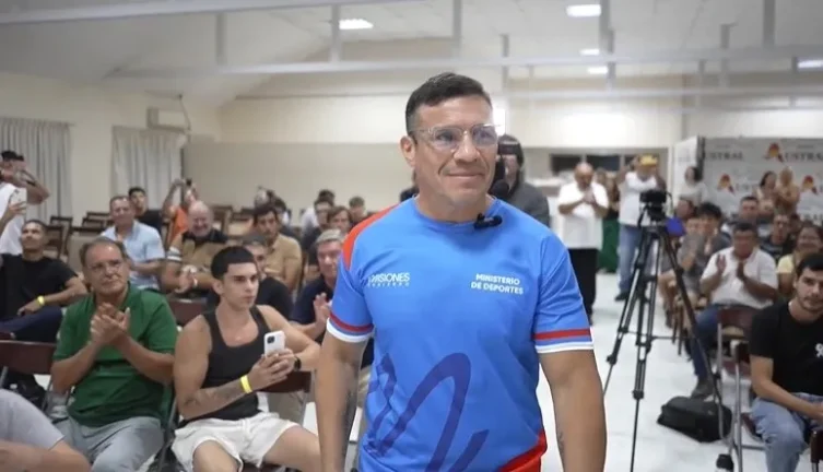 “Maravilla” Martínez deleitó a la comunidad en Dos de Mayo: “Cada chico en un gimnasio es uno menos en la calle”