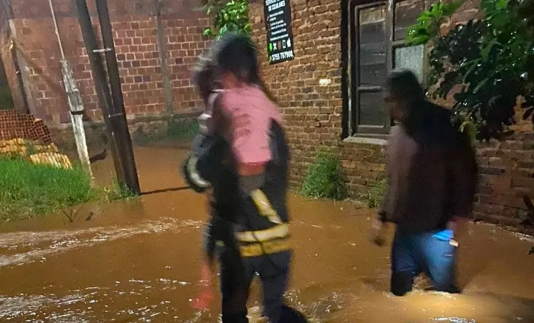 Más de 55 milímetros de lluvia provocaron anegamientos y un operativo de asistencia en Oberá