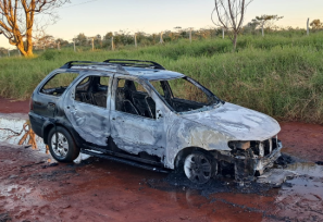 Campo Ramón Un auto se incendió en la vía pública, su conductor resultó ileso