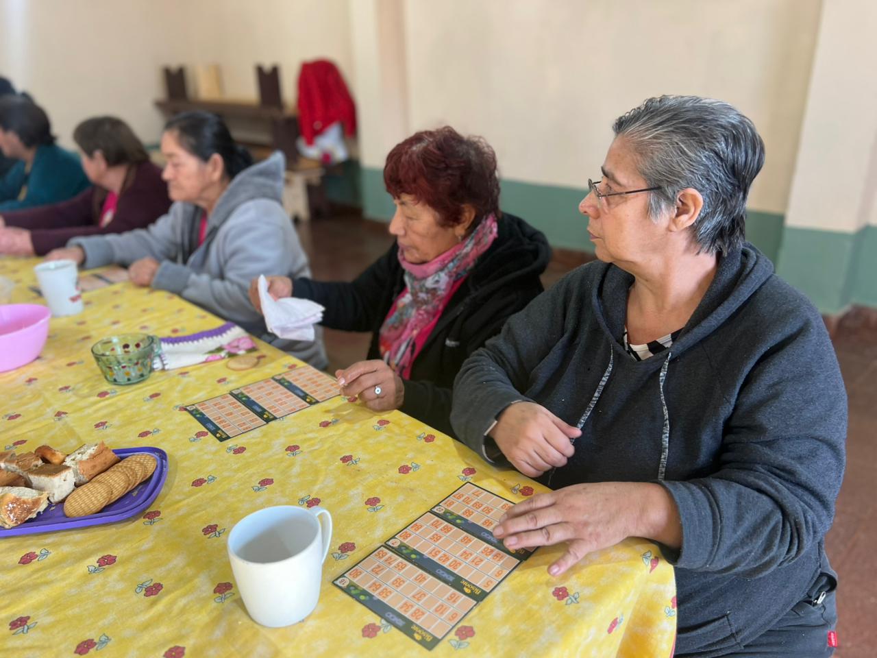 Té Bingo: un espacio de risas y encuentro que unen a los clubes de adultos mayores