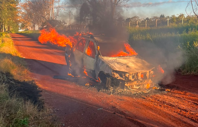 Un automóvil fue destruido por un incendio provocado por un desperfecto eléctrico en Oberá