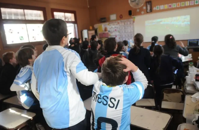 Misiones habilita a las escuelas a seguir los partidos de Argentina durante el horario de clases