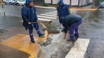 Mantenimiento urbano: Equipos municipales refuerzan tareas para mejorar el escurrimiento del agua