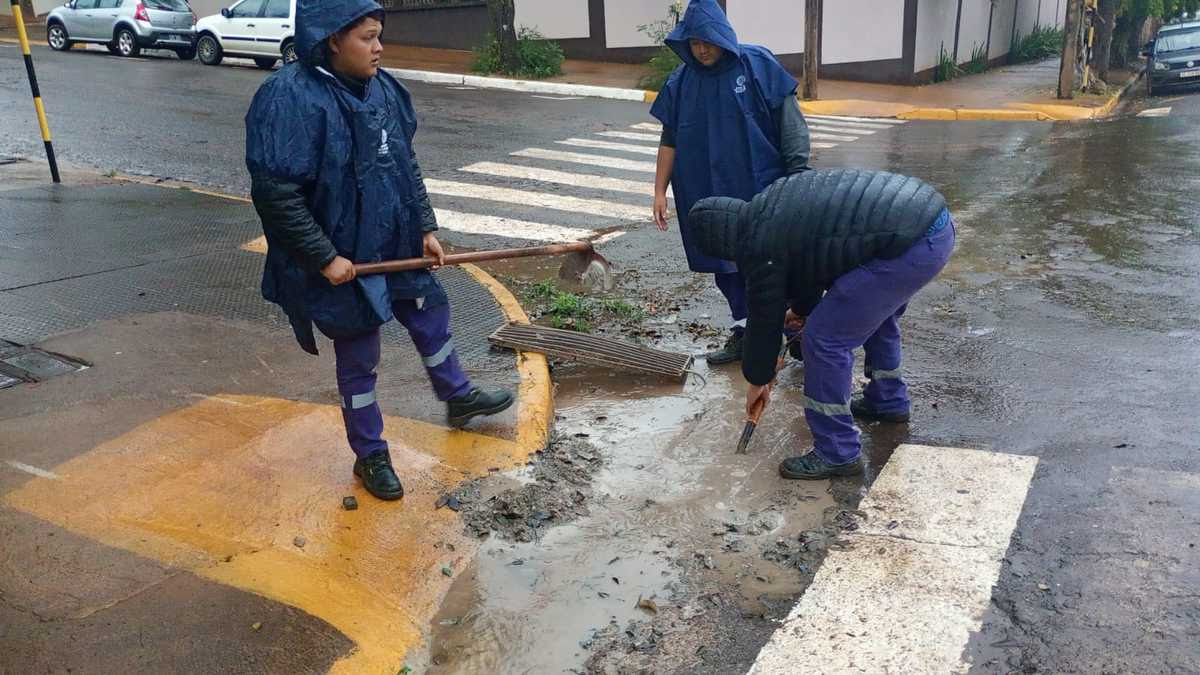 Mantenimiento urbano: Equipos municipales refuerzan tareas para mejorar el escurrimiento del agua