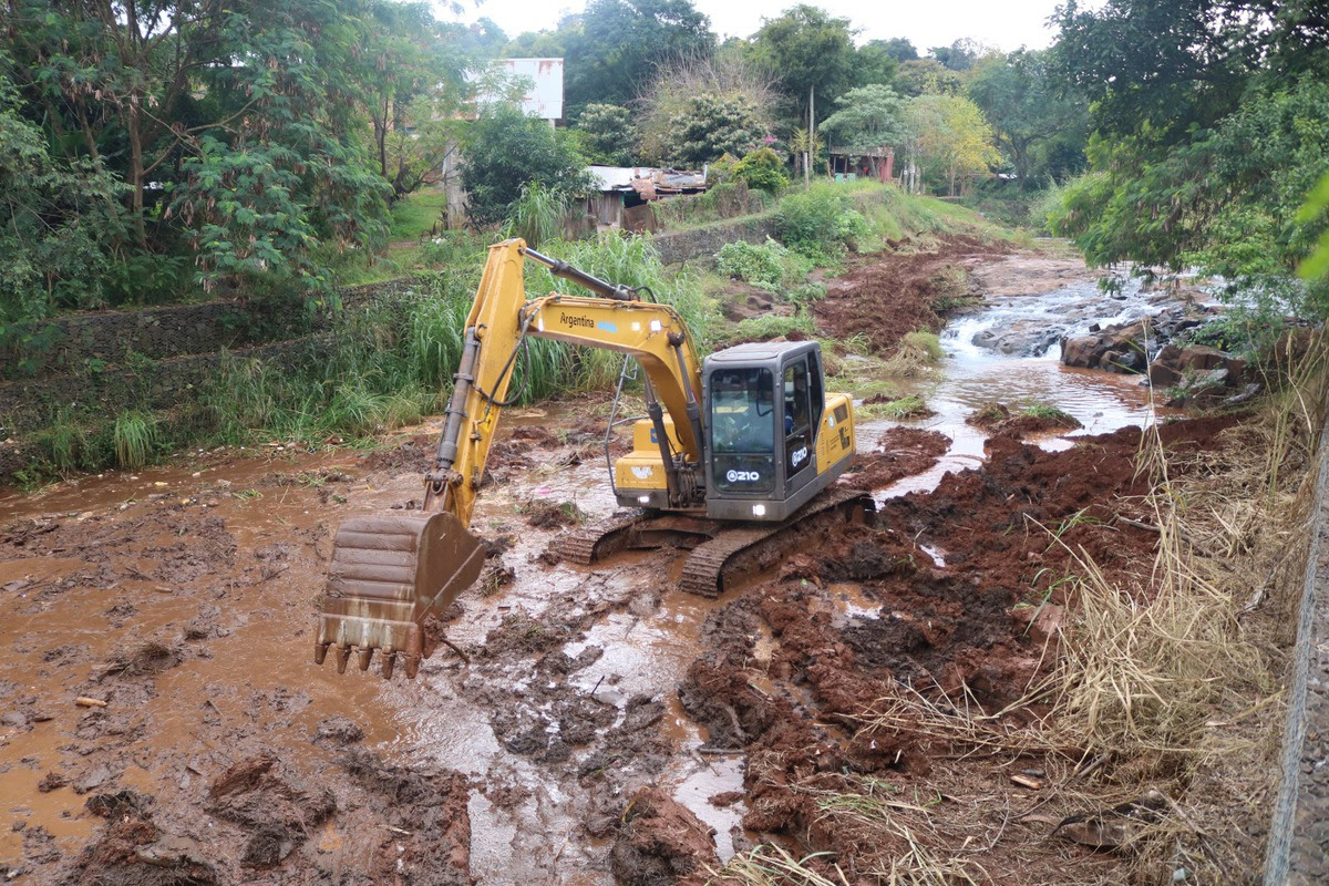 Limpian sectores críticos del arroyo Mbotaby para enfrentar futuras lluvias intensas