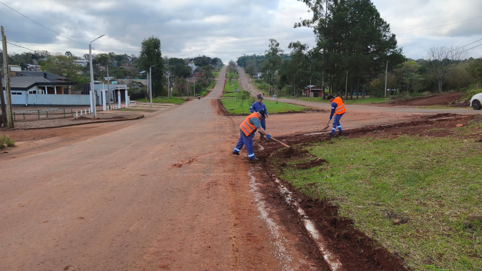 Intenso trabajo de limpieza de cordones cuneta en distintos barrios obereños