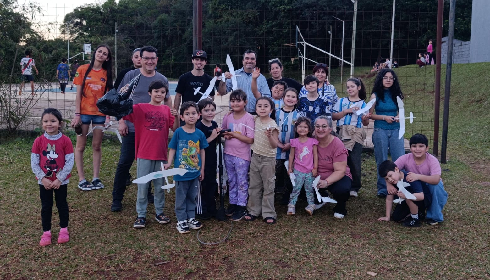 La ciencia llegó al barrio Schuster con una jornada interactiva para niños y familias